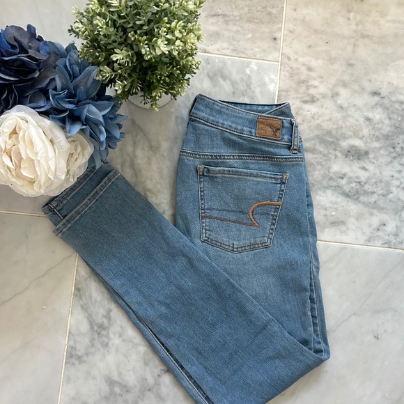 American Eagle light wash slim leg jagging - Picture 1 of 1